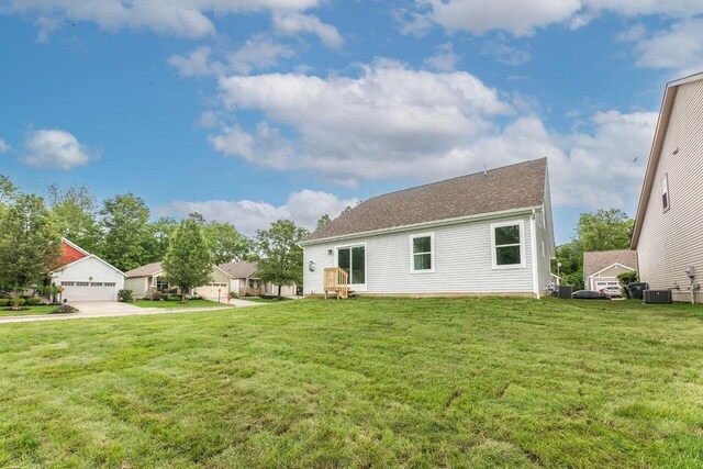 325 Woods Edge Loop, Pataskala, OH 43062 - view of front facade with central AC, a front lawn, a detached garage, and roof with shingles