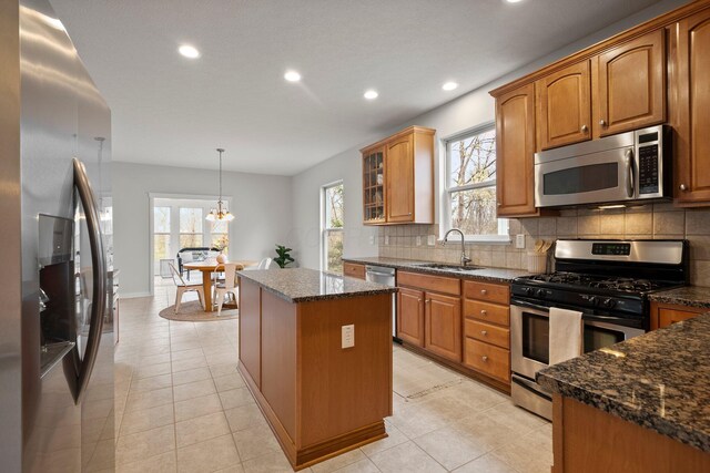 kitchen with stainless steel appliances, recessed lighting, and backsplash