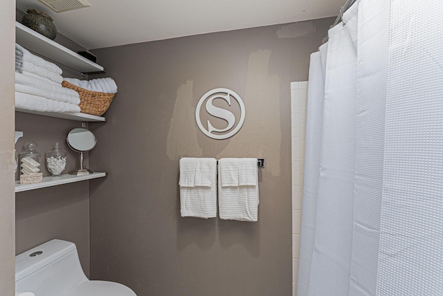 91 Glen Dr, Worthington, OH 43085 - full bath featuring a shower with shower curtain, visible vents, and toilet