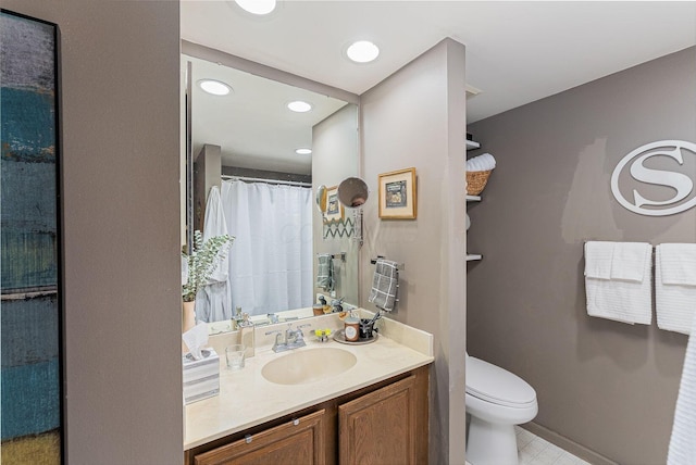 91 Glen Dr, Worthington, OH 43085 - full bath with recessed lighting, curtained shower, toilet, vanity, and baseboards