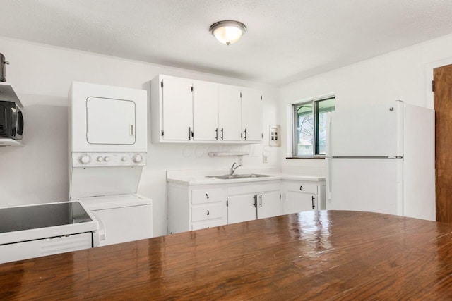 6350 Roselawn Ave, Reynoldsburg, OH 43068 - washroom featuring stacked washer and clothes dryer, a sink, and laundry area