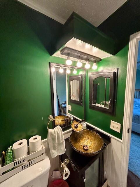 9330 Pidcock Rd, Zanesville, OH 43701 - bathroom featuring a textured ceiling, toilet, and vanity