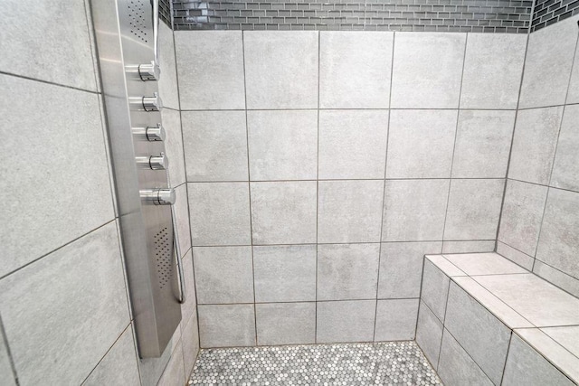 full bathroom featuring tiled shower