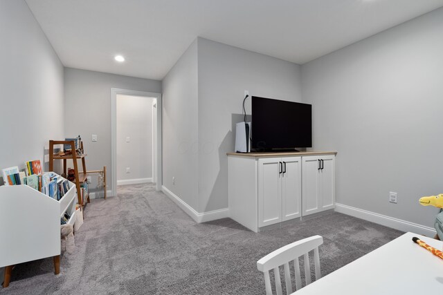 bedroom featuring carpet floors, baseboards, and recessed lighting