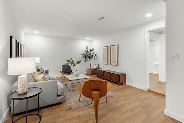 living room featuring crown molding, light wood finished floors, recessed lighting, and baseboards