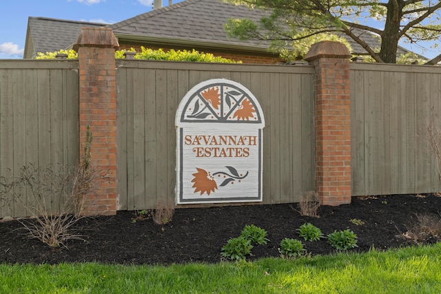 5796 Thada Ln, Columbus, OH 43229 - community / neighborhood sign featuring fence