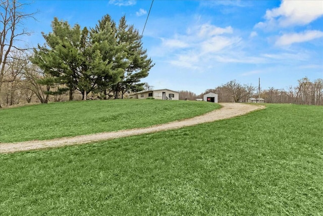 view of yard featuring an outbuilding