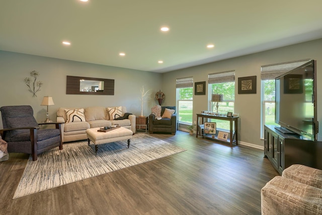 living area with dark wood-style flooring, recessed lighting, and baseboards