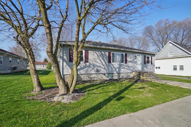view of front of property featuring a front lawn