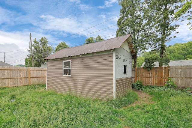 940 3rd St, Logan, OH 43138 - view of outdoor structure featuring a fenced backyard
