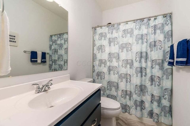 full bath with toilet, vanity, and curtained shower