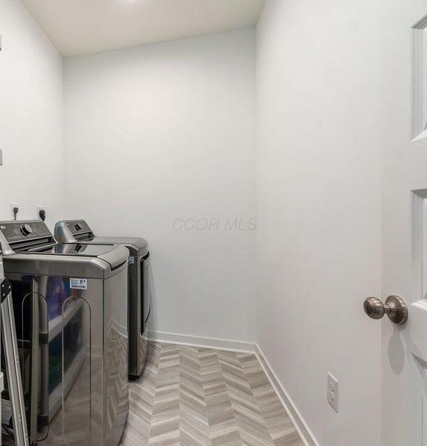 laundry area with baseboards, laundry area, and independent washer and dryer