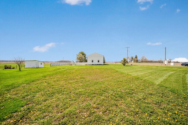 view of yard featuring an outdoor structure