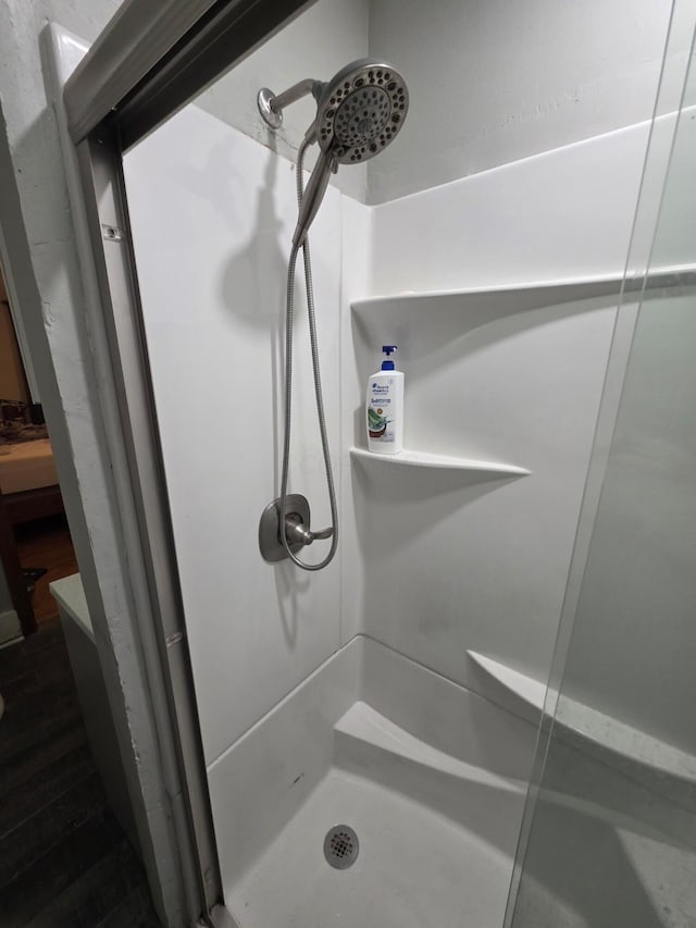 196 Whitethorne Ave, Columbus, OH 43223 - full bathroom with a shower stall