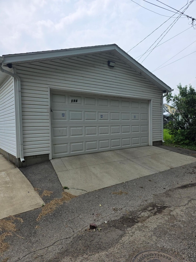 196 Whitethorne Ave, Columbus, OH 43223 - view of garage