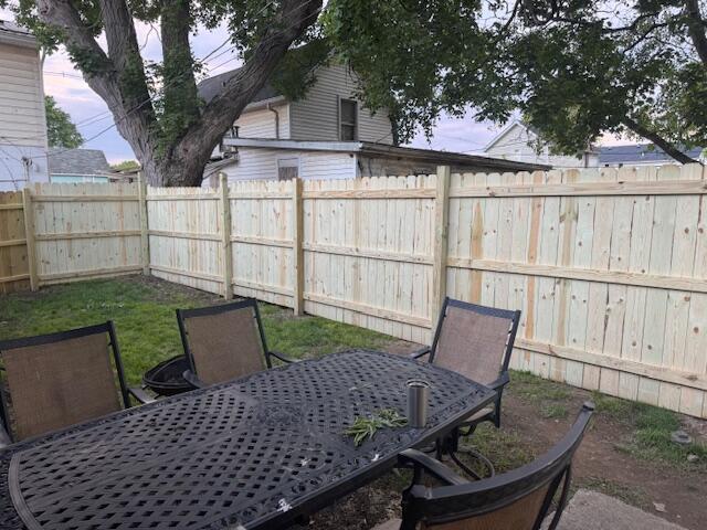 1031 S Washington St, Circleville, OH 43113 - fenced backyard with outdoor dining area