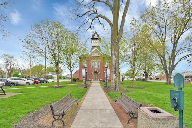 view of property's community featuring a lawn