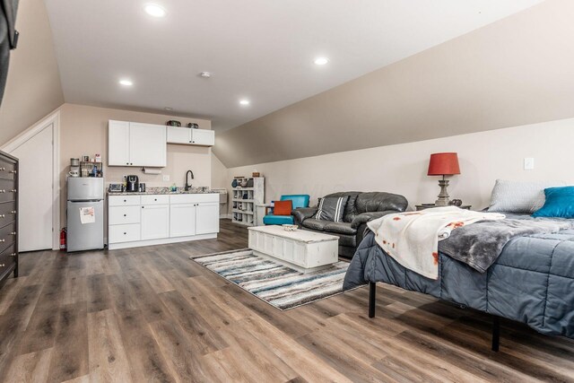 bedroom featuring recessed lighting, a sink, dark wood-style floors, and freestanding refrigerator