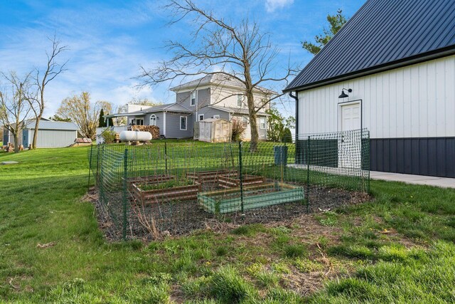 view of yard with an outbuilding and a vegetable garden