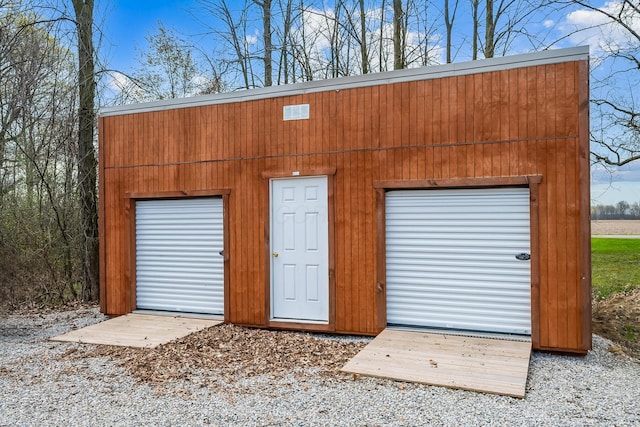 view of outdoor structure featuring an outbuilding