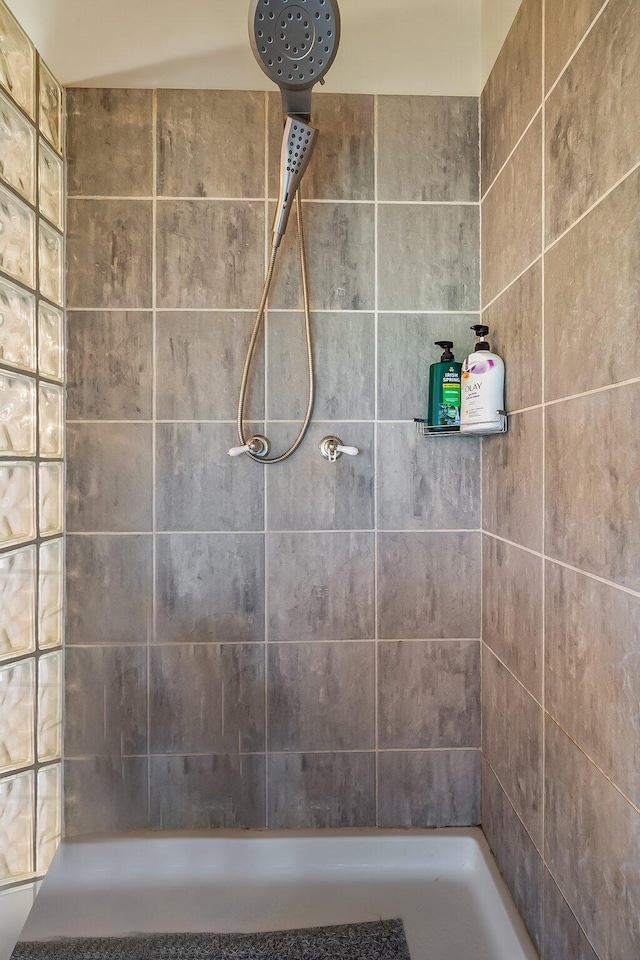 full bath featuring tiled shower