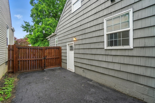 62 Rosslyn Ave, Columbus, OH 43214 - view of patio / terrace with a gate