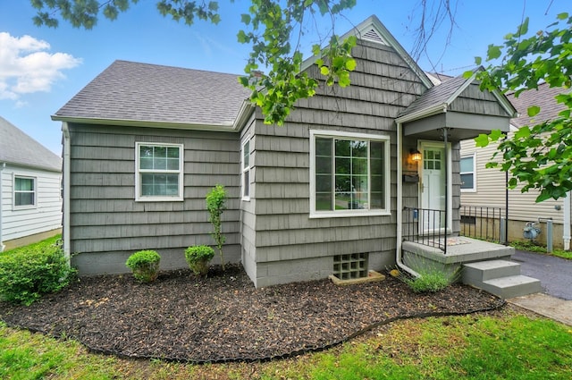 62 Rosslyn Ave, Columbus, OH 43214 - view of front facade with roof with shingles