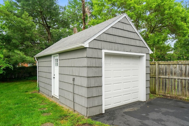 62 Rosslyn Ave, Columbus, OH 43214 - detached garage with asphalt driveway