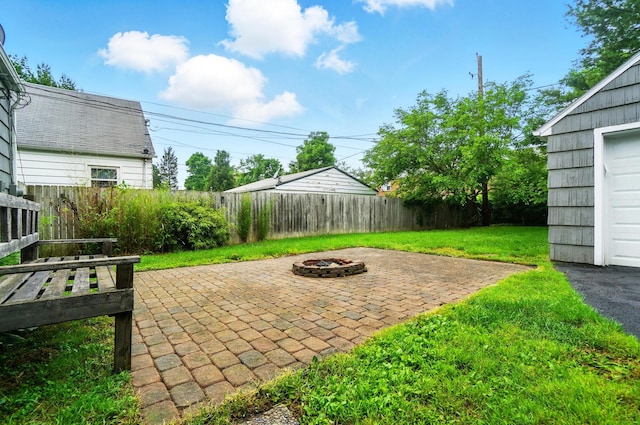 62 Rosslyn Ave, Columbus, OH 43214 - fenced backyard with a fire pit and a patio area