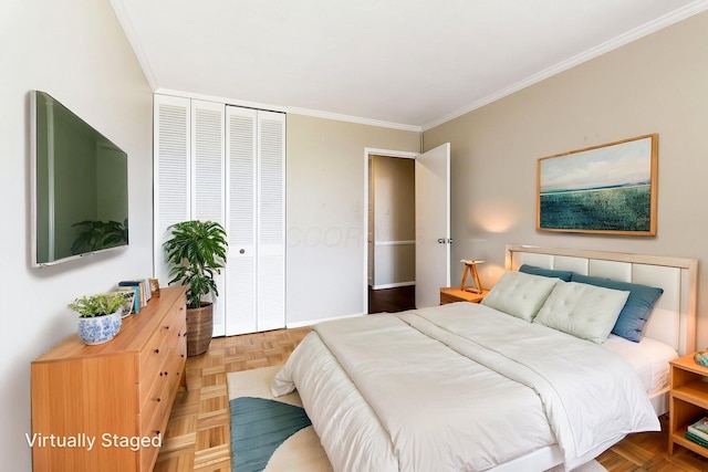 1000 Urlin Ave Unit 520, Columbus, OH 43212 - bedroom featuring crown molding and a closet