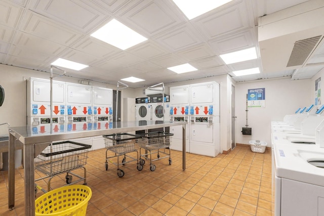 1000 Urlin Ave Unit 520, Columbus, OH 43212 - dining area featuring estacked washer and dryer and washing machine and dryer