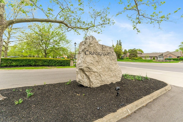view of community / neighborhood sign