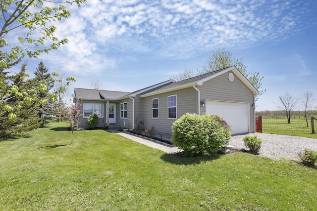 view of front of home featuring a garage, a front lawn, fence, and gravel driveway