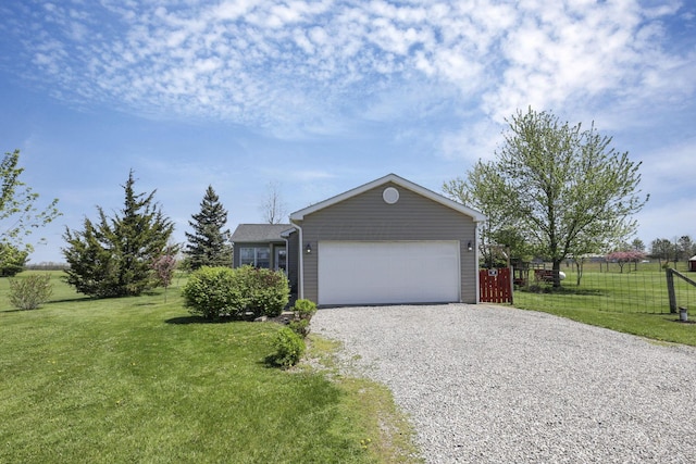 view of front facade featuring a garage, a front lawn, fence, and driveway
