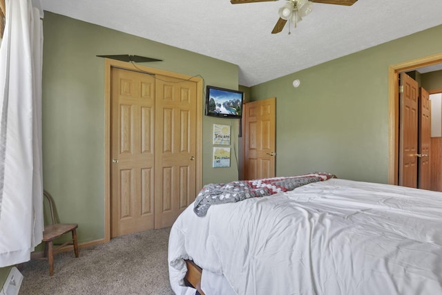 bedroom featuring a closet, a textured ceiling, carpet, and ceiling fan