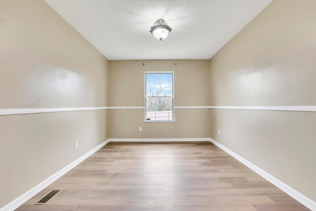 577 Stable St, Pataskala, OH 43062 - empty room featuring baseboards, visible vents, light wood-style floors, and a textured ceiling