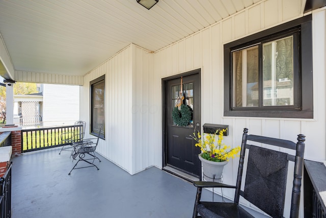 doorway to property with covered porch