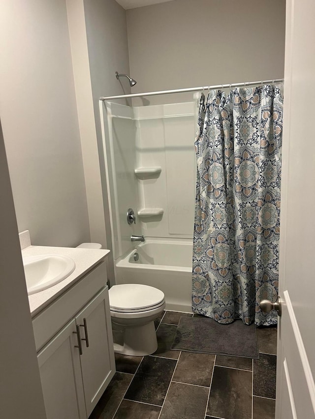 307 Shady Hollow Dr, Commercial Point, OH 43116 - bathroom featuring toilet, vanity, and shower / tub combo with curtain