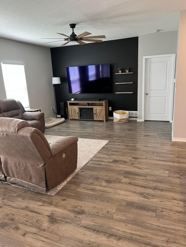 307 Shady Hollow Dr, Commercial Point, OH 43116 - living area featuring wood finished floors, a textured ceiling, a ceiling fan, and visible vents