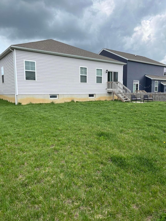 307 Shady Hollow Dr, Commercial Point, OH 43116 - back of property featuring a yard and fence