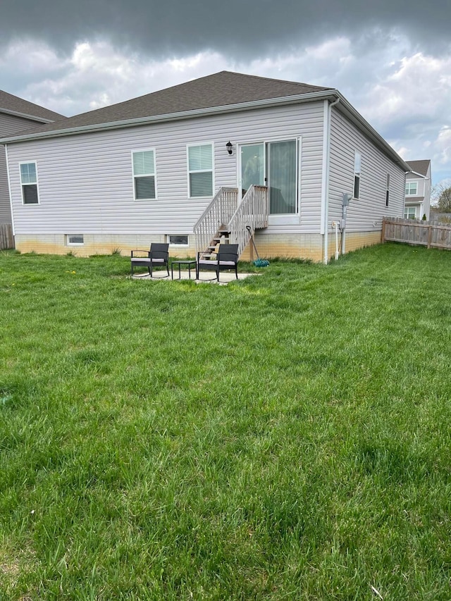 307 Shady Hollow Dr, Commercial Point, OH 43116 - rear view of property featuring a yard and fence