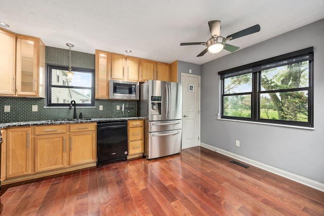 kitchen with stainless steel appliances, backsplash, baseboards, visible vents, and dark wood-style floors