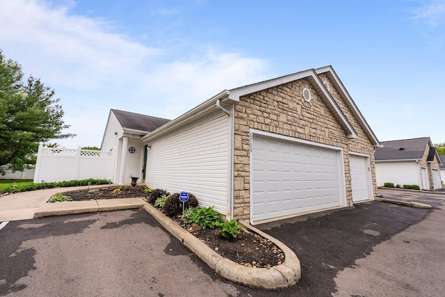 6709 Axtel Dr Unit 5A, Canal Winchester, OH 43110 - view of side of property with fence and stone siding