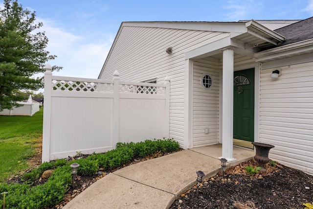 6709 Axtel Dr Unit 5A, Canal Winchester, OH 43110 - doorway to property with a yard and fence