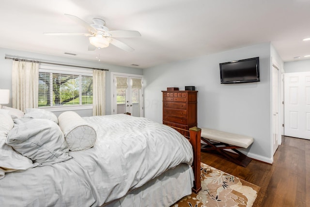 bedroom featuring ceiling fan, visible vents, wood finished floors, baseboards, and recessed lighting
