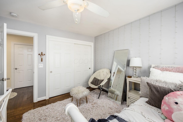 sitting room featuring a ceiling fan, baseboards, and wood finished floors