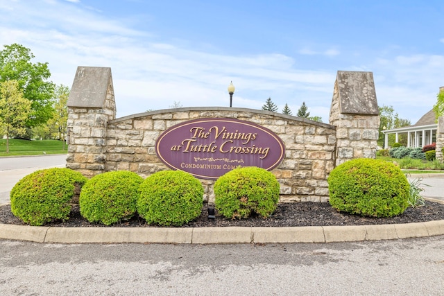 view of community / neighborhood sign