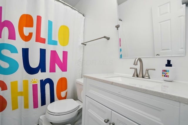 full bath with toilet, curtained shower, and vanity