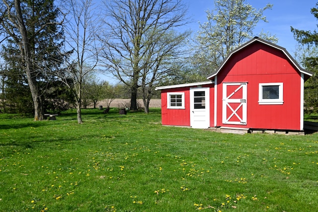 view of outdoor structure featuring an outbuilding