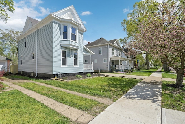 view of front facade featuring a porch and a front yard